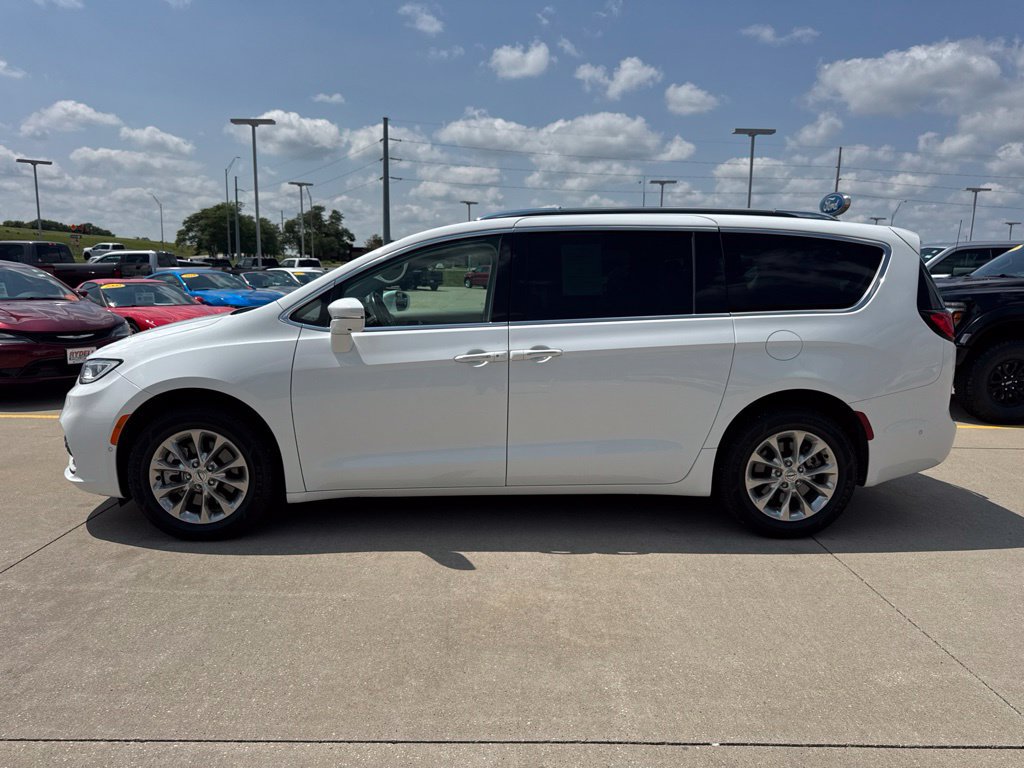 Used 2021 Chrysler Pacifica Touring-L w/ Premium & Safety Sphere Group AWD/4WD image 26