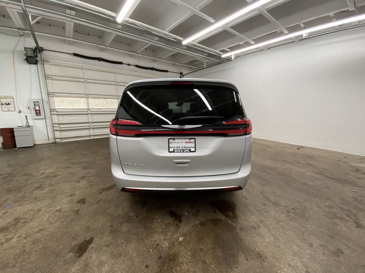 Used 2024 Chrysler Pacifica Touring-L FWD image 5