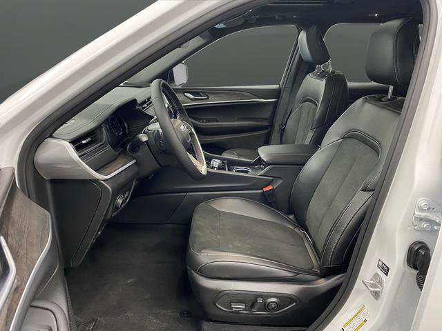 New 2026 Jeep Grand Cherokee Altitude image 4