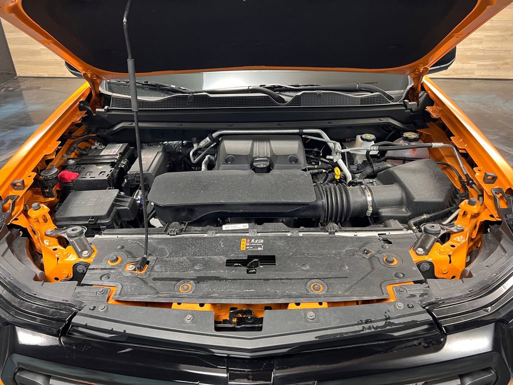 Used 2025 Chevrolet Colorado Z71 w/ Technology Package AWD/4WD image 19