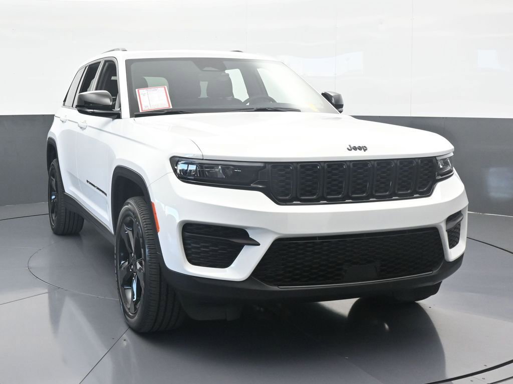 Used 2025 Jeep Grand Cherokee Altitude image 9