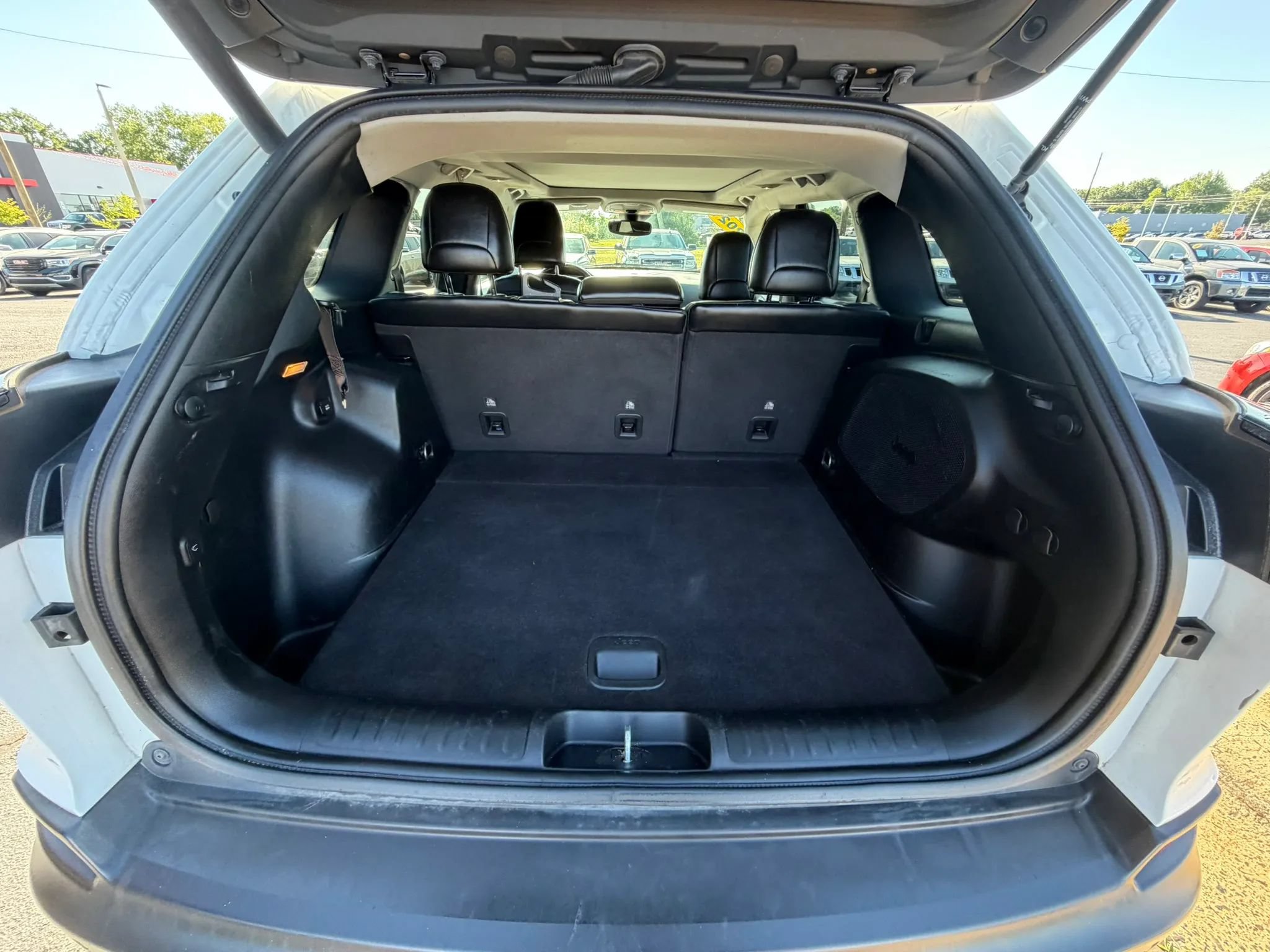 Used 2021 Jeep Cherokee Limited AWD/4WD image 10