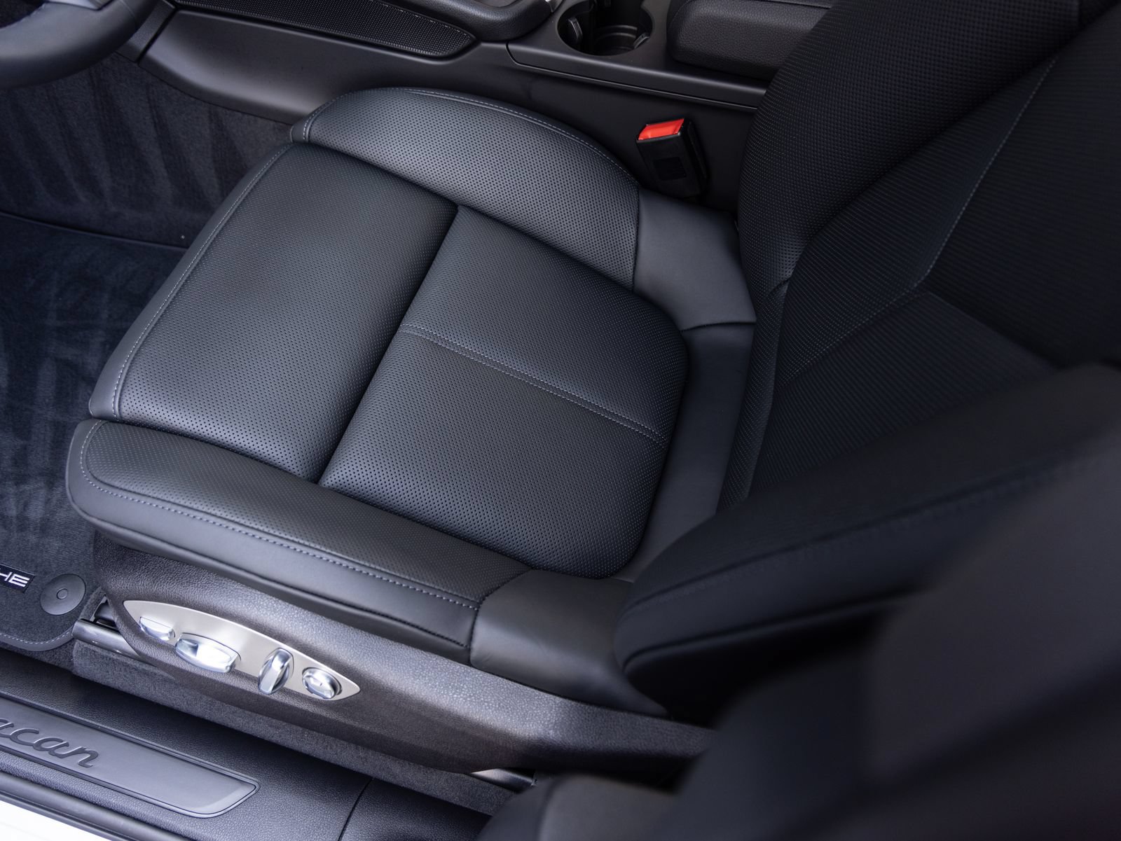 Certified 2026 Porsche Macan AWD/4WD image 22