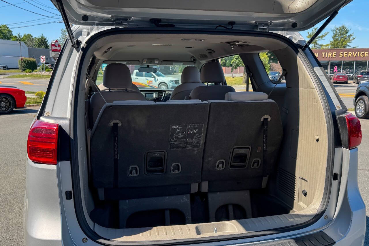 Used 2018 Kia Sedona L FWD image 16