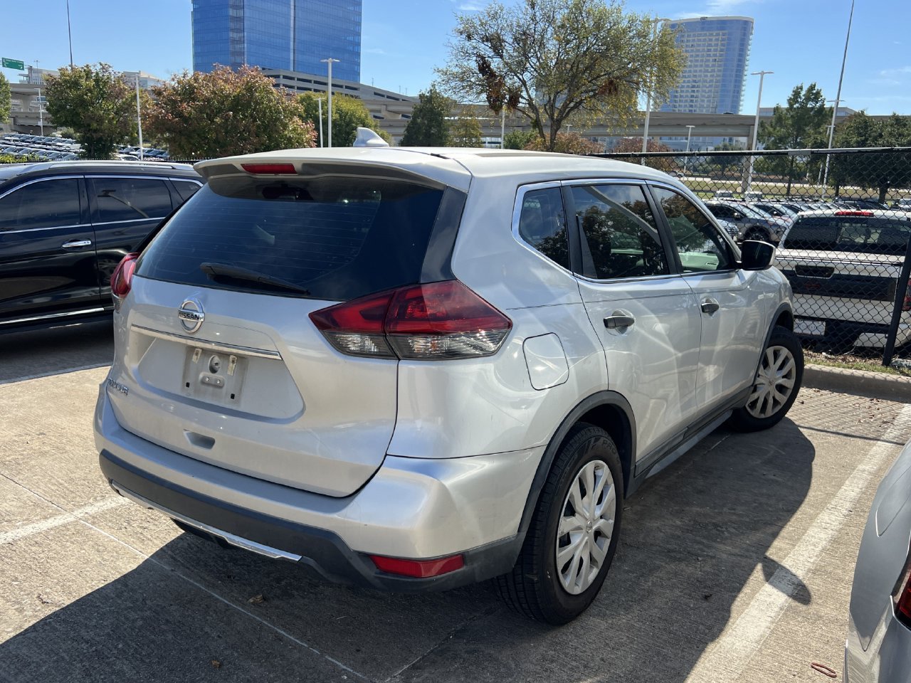 Used 2018 Nissan Rogue S FWD image 3