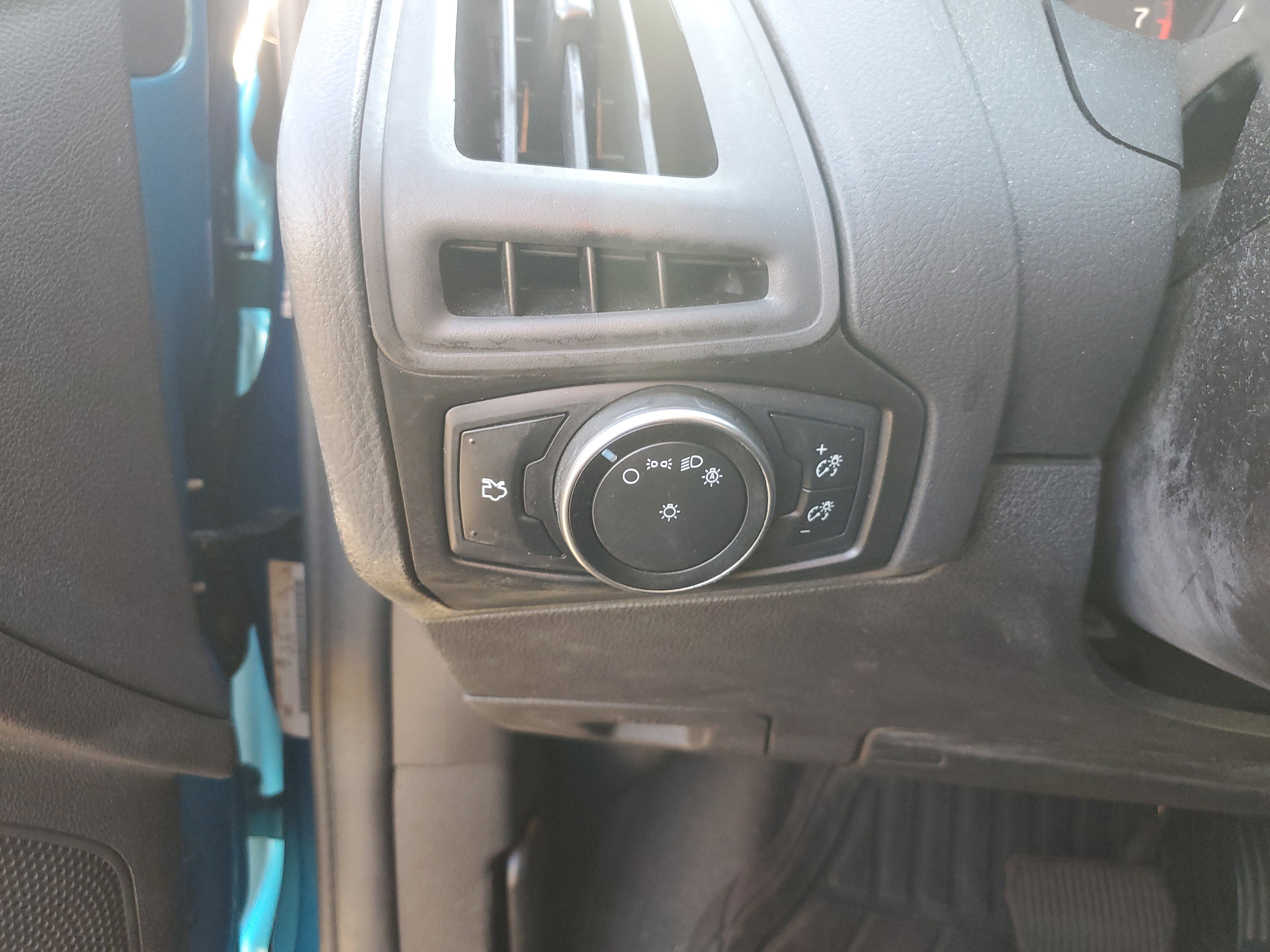 Used 2015 Ford Focus SE image 26