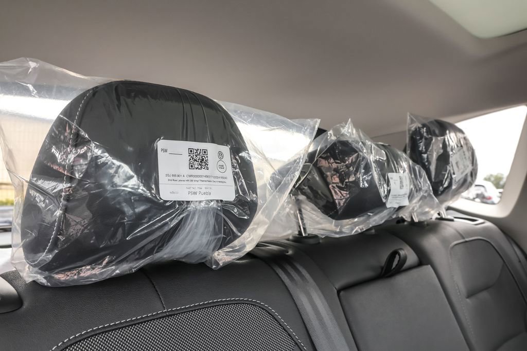 Used 2025 Volkswagen Taos SE image 31