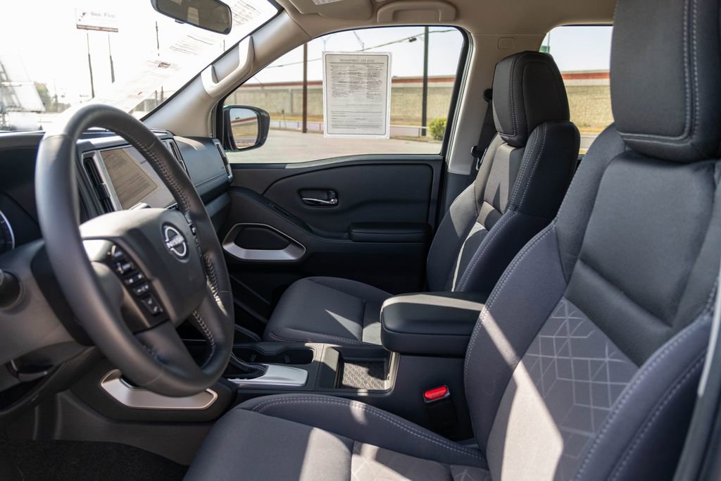 Used 2025 Nissan Frontier SV w/ SV Convenience Package image 12