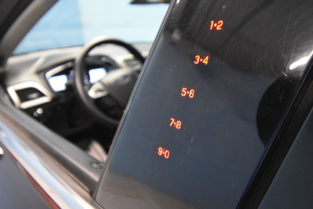 Used 2019 Ford Fusion SE image 4