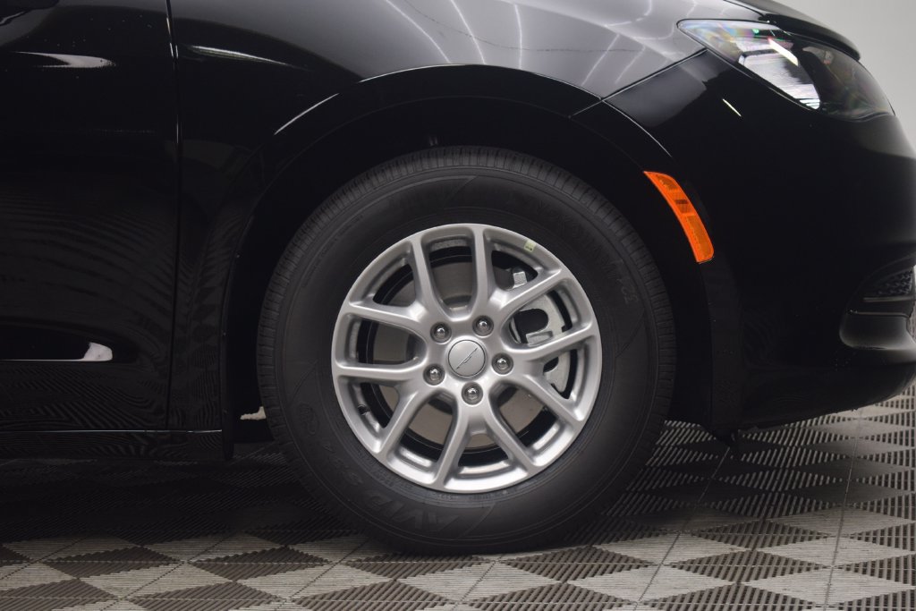 New 2027 Chrysler Pacifica LX FWD image 6