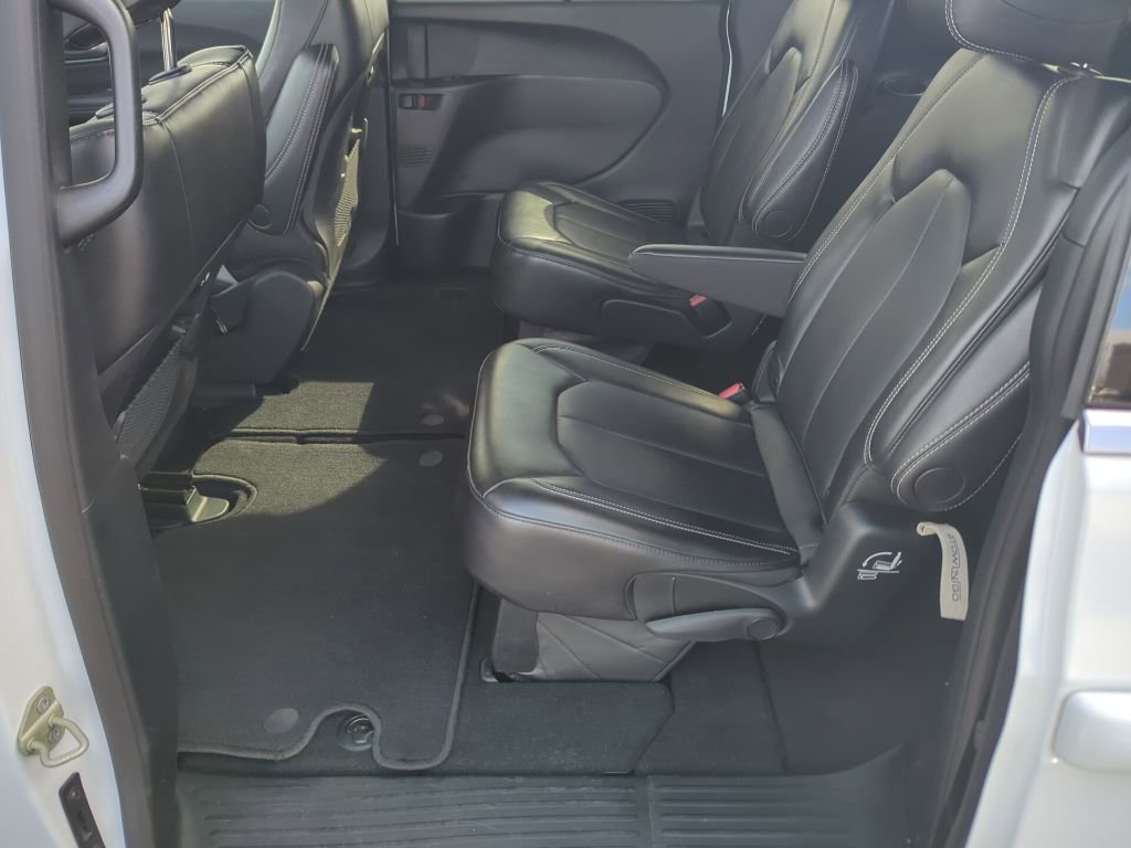 Used 2025 Chrysler Pacifica Select image 43