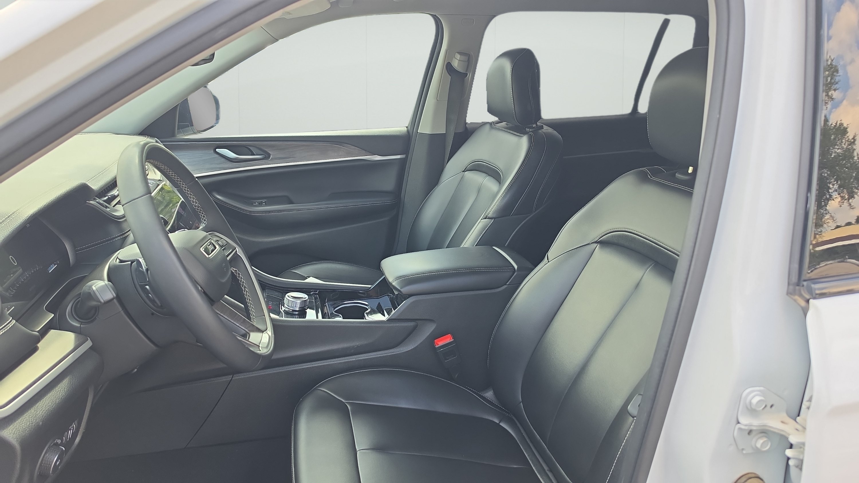 Used 2023 Jeep Grand Cherokee L Limited RWD image 9