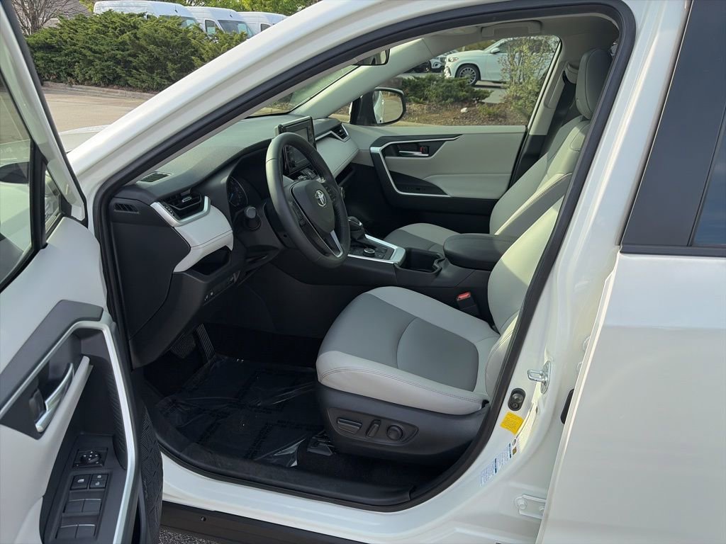 Used 2022 Toyota RAV4 XLE Premium image 8
