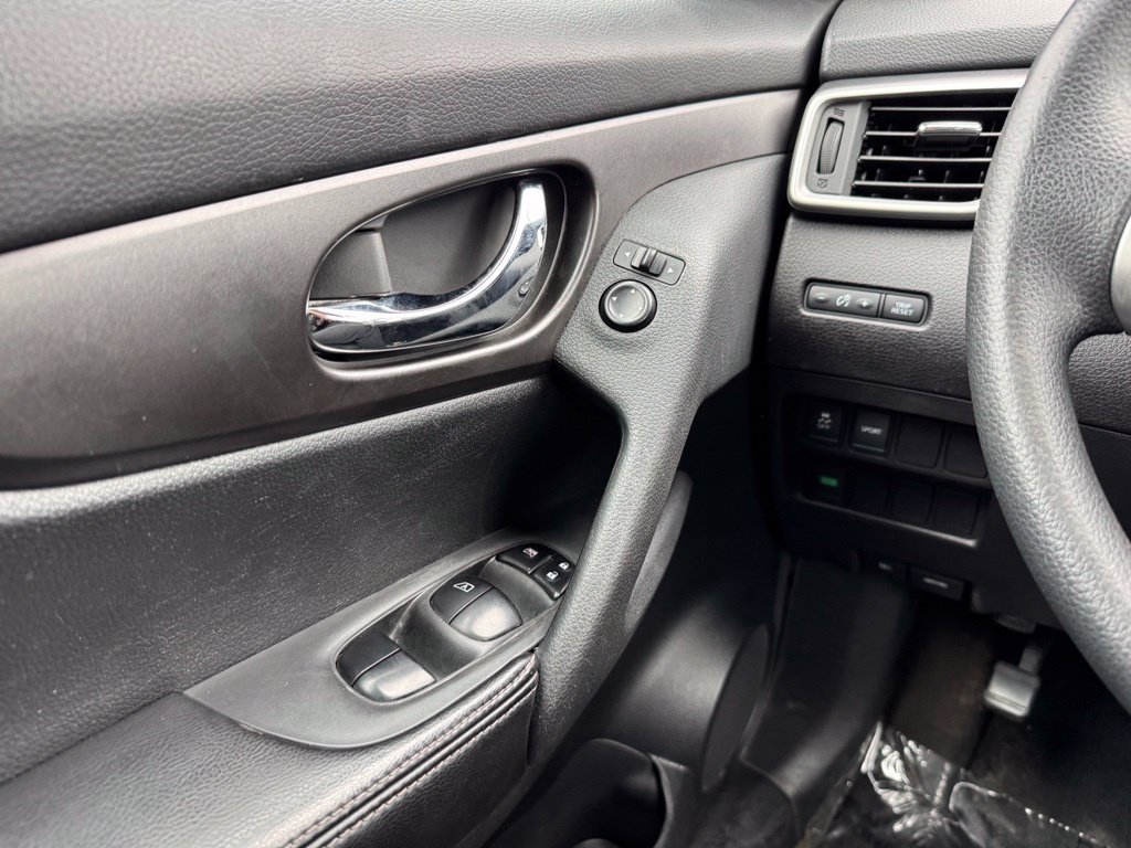 Used 2015 Nissan Rogue SV FWD image 31