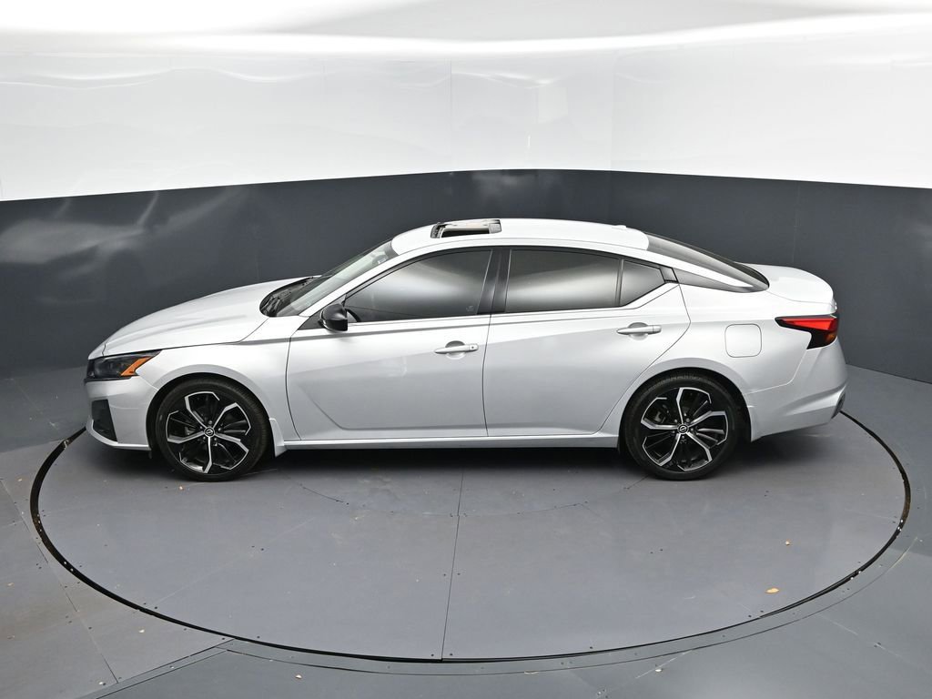 Used 2024 Nissan Altima 2.5 SR w/ SR Premium Package image 32