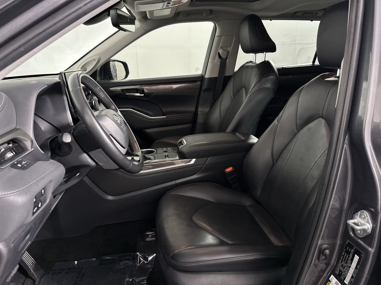 Used 2024 Toyota Highlander Limited FWD image 6