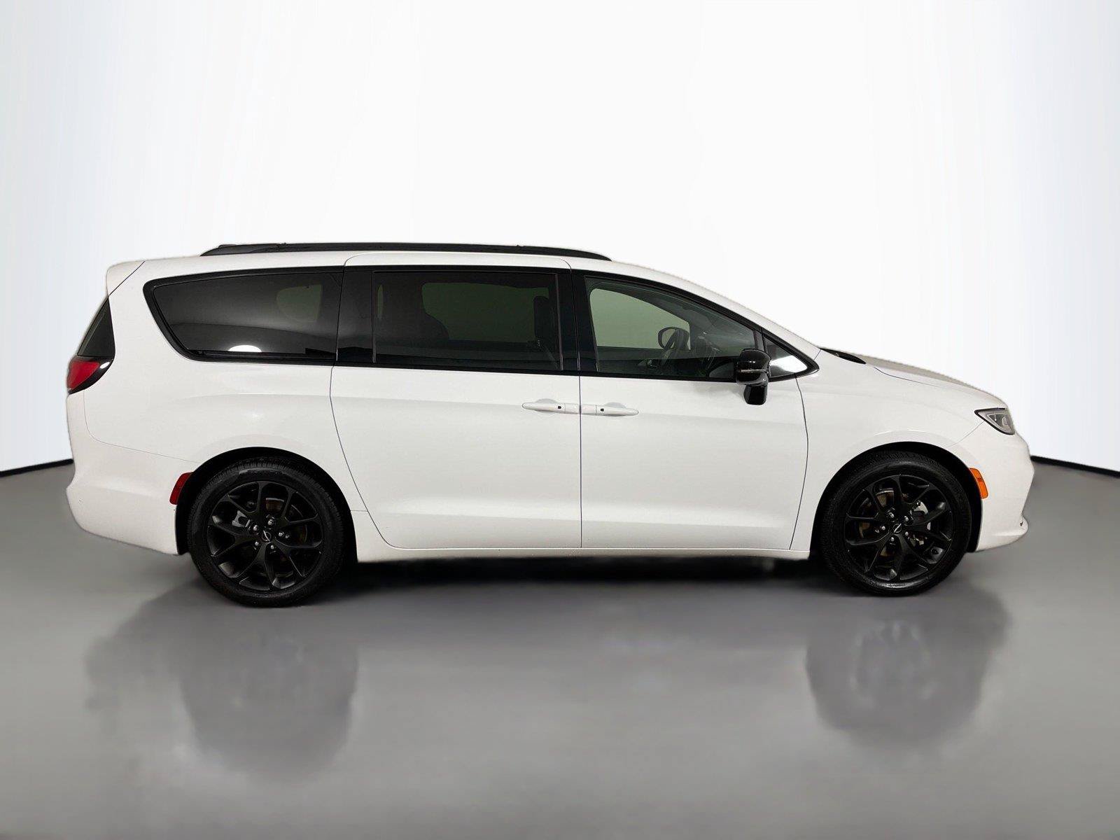 Used 2025 Chrysler Pacifica Limited FWD image 18
