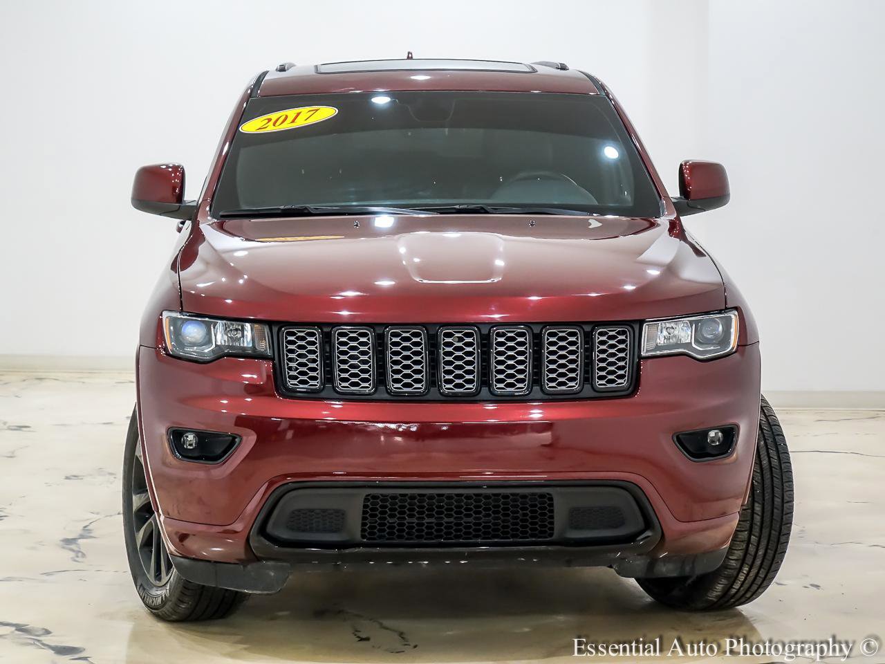 Used 2017 Jeep Grand Cherokee Altitude AWD/4WD image 5