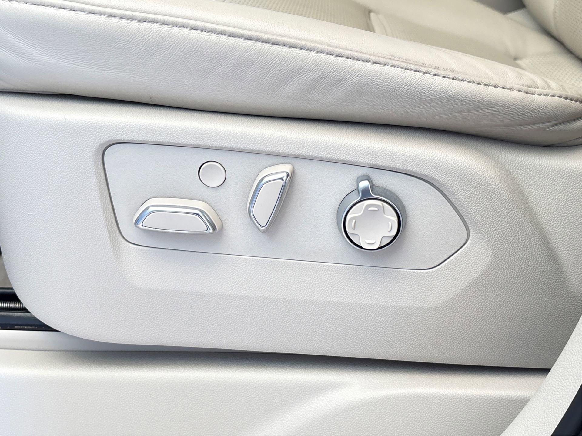 Used 2025 Cadillac Escalade ESV Sport Platinum image 33