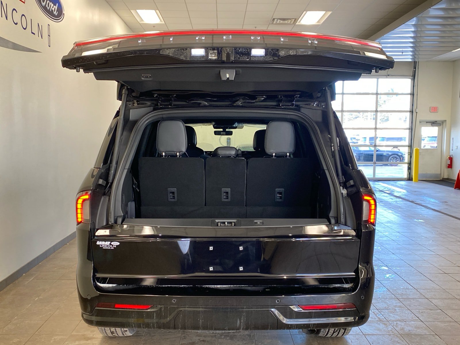 New 2026 Lincoln Navigator Reserve w/ Jet Appearance Package AWD/4WD image 7