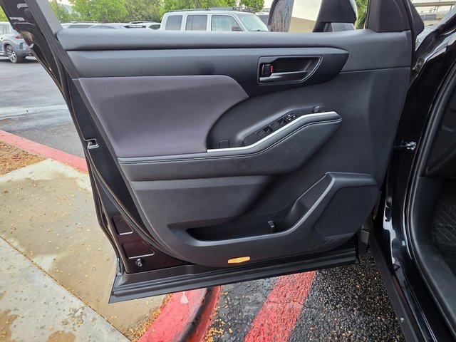 Used 2024 Toyota Highlander LE image 22