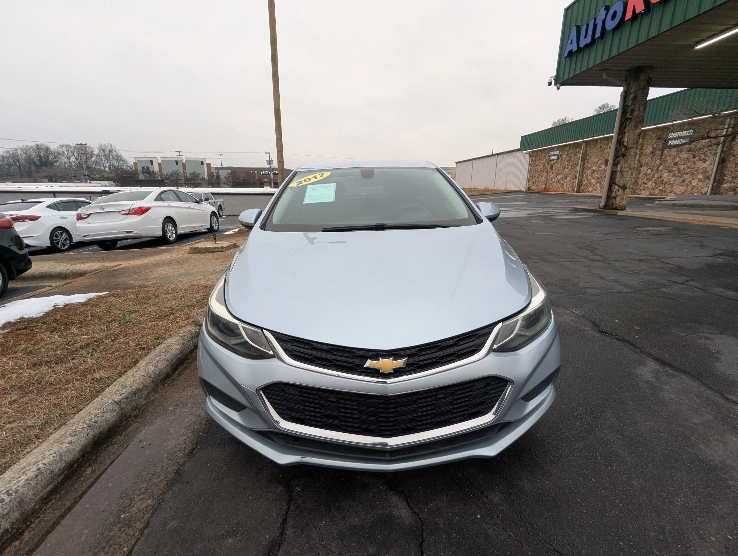 Used 2017 Chevrolet Cruze LT image 2