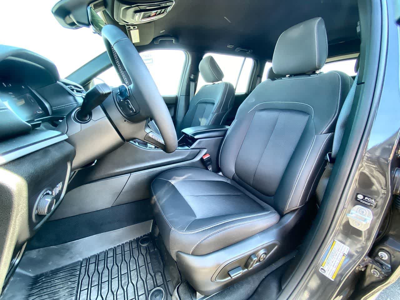 Used 2025 Jeep Grand Cherokee Laredo w/ Luxury Tech Group I AWD/4WD image 11