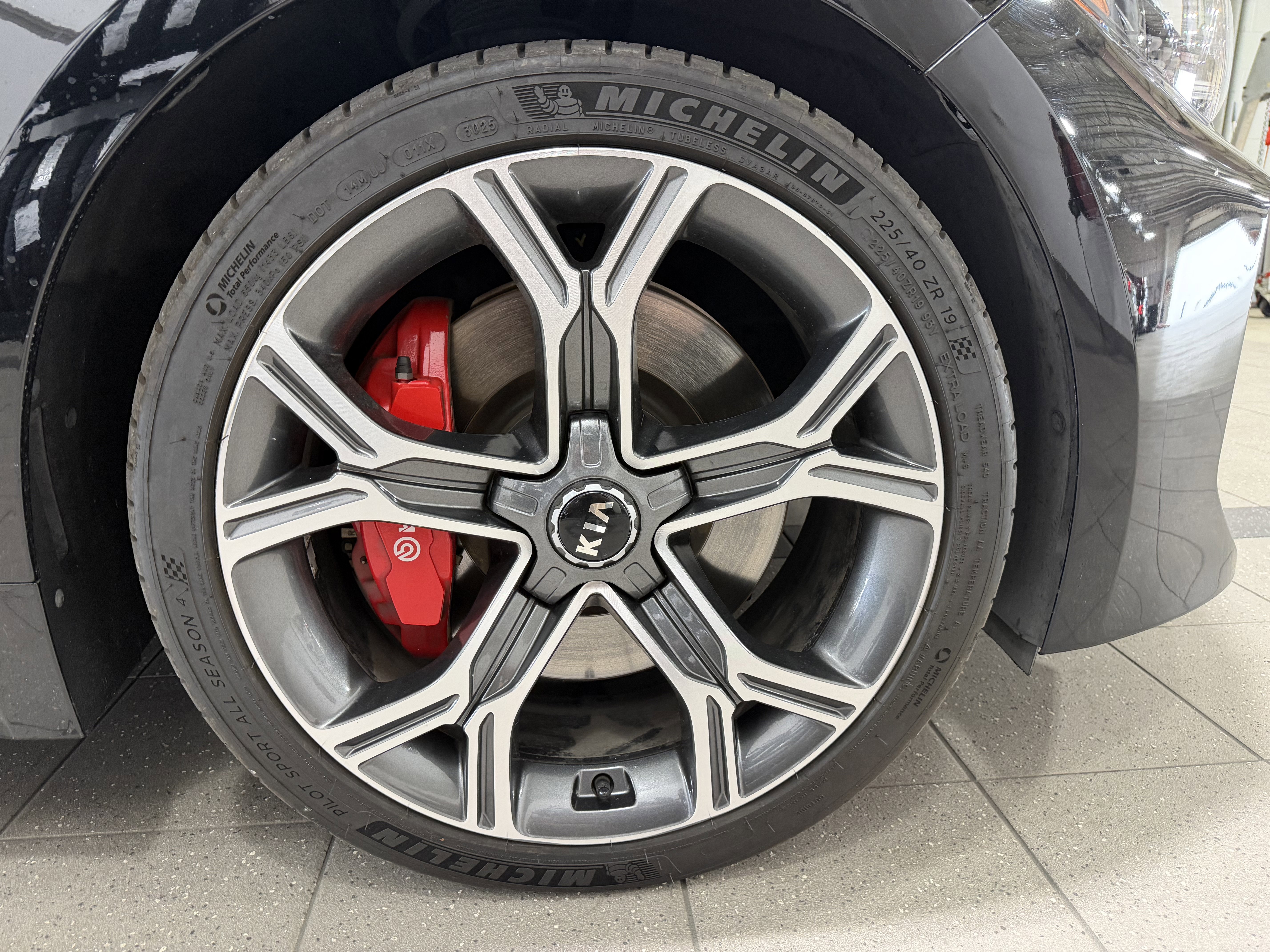 Used 2018 Kia Stinger GT1 RWD image 2