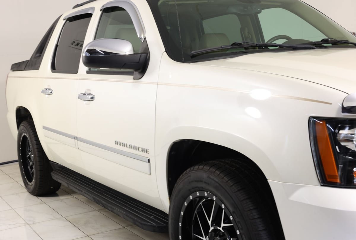 Used 2011 Chevrolet Avalanche LTZ AWD/4WD image 21