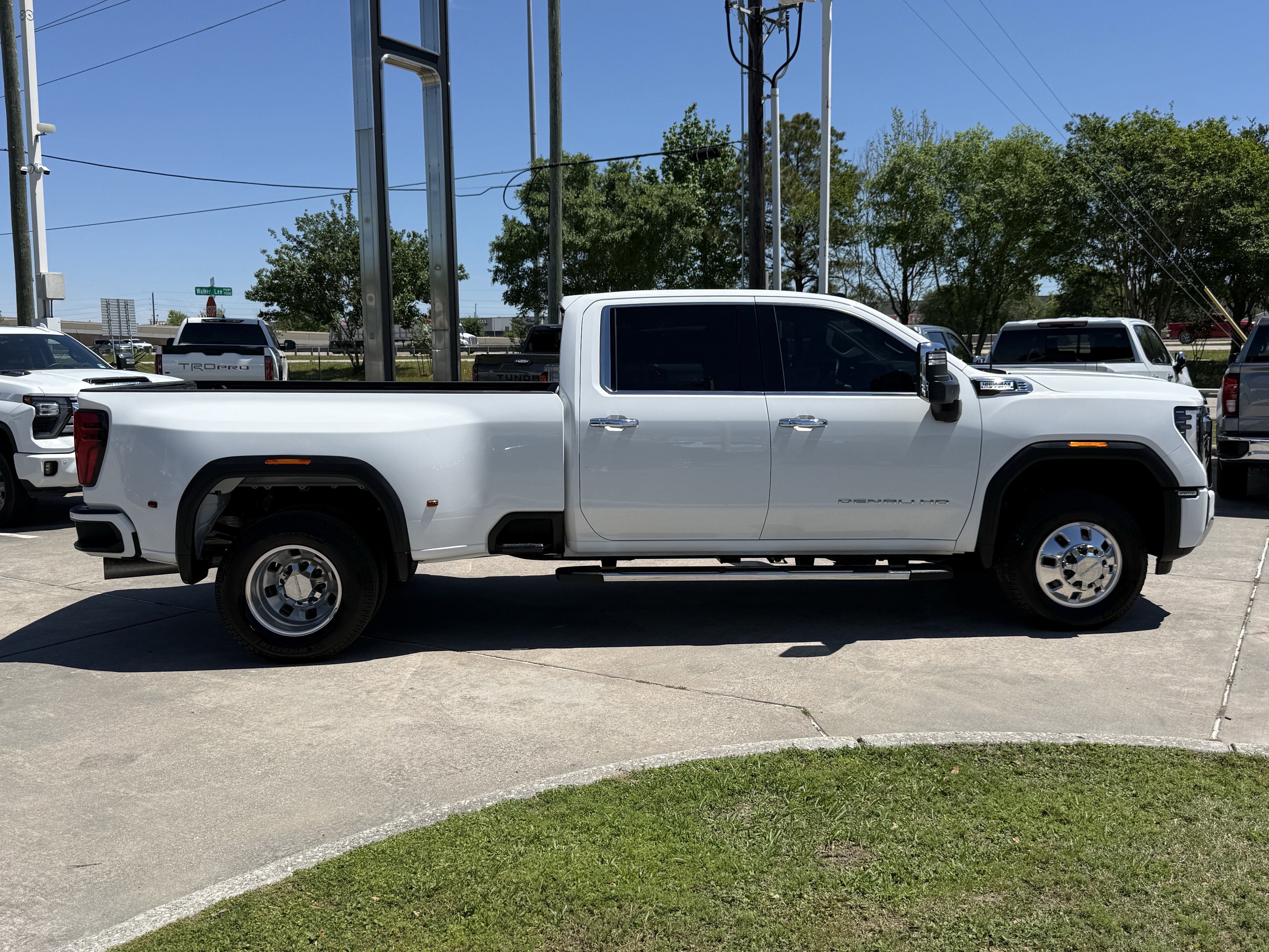 Used 2025 GMC Sierra 3500 Denali AWD/4WD image 3