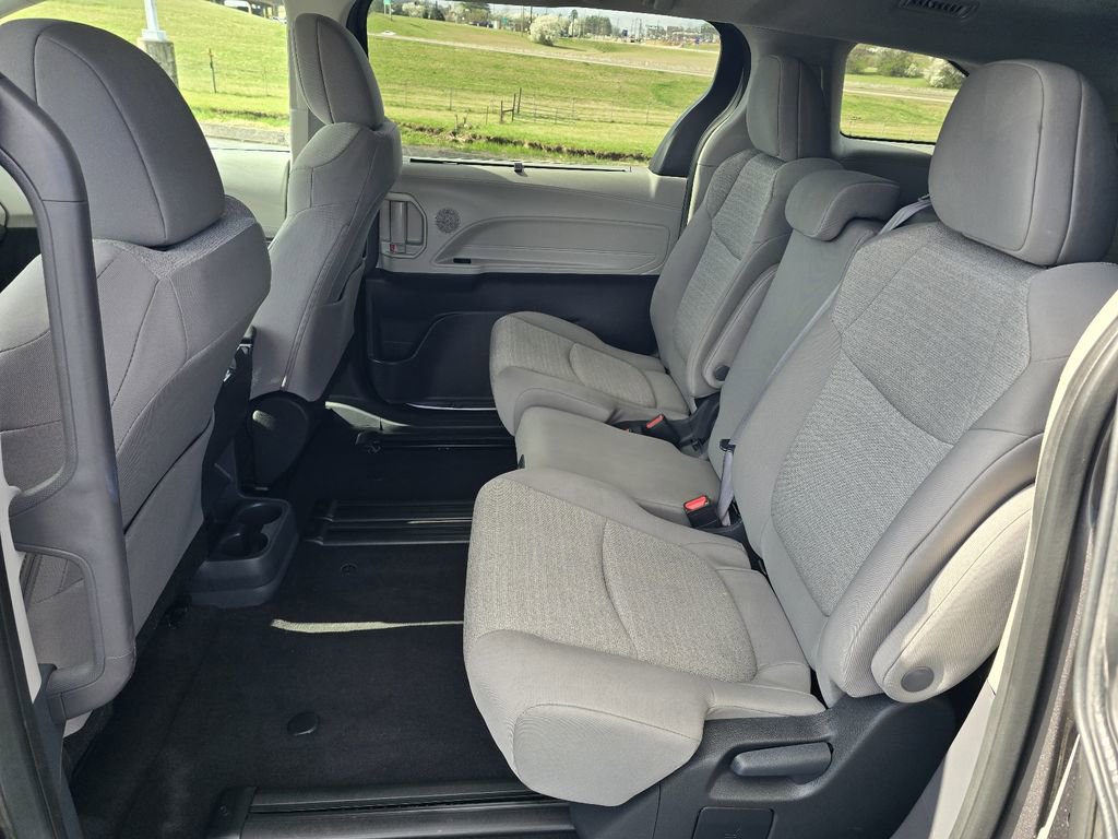 Used 2024 Toyota Sienna LE image 11