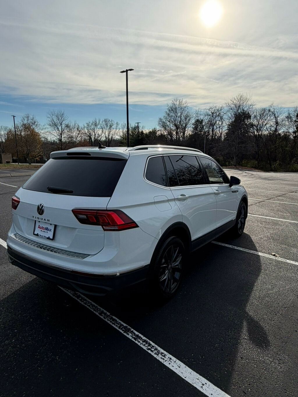 Used 2022 Volkswagen Tiguan SE w/ Panoramic Sunroof Package image 4