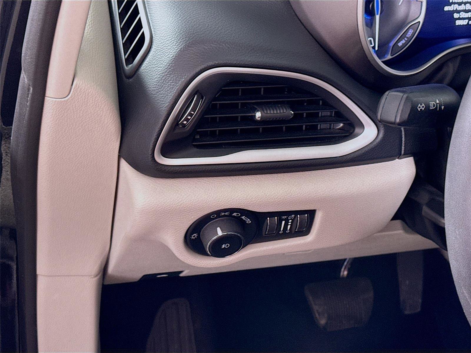 Used 2023 Chrysler Pacifica Touring-L image 4