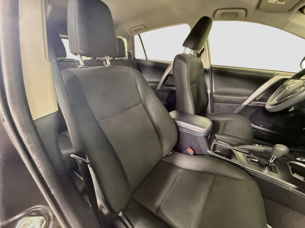 Used 2018 Toyota RAV4 LE FWD image 27