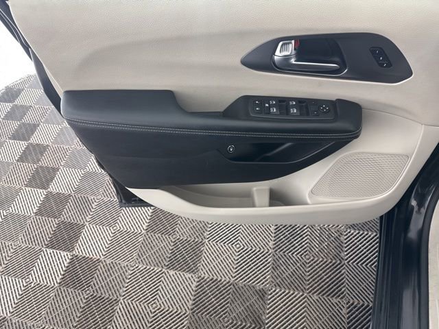 Used 2022 Chrysler Pacifica Touring-L w/ Uconnect Theater Family Group image 18