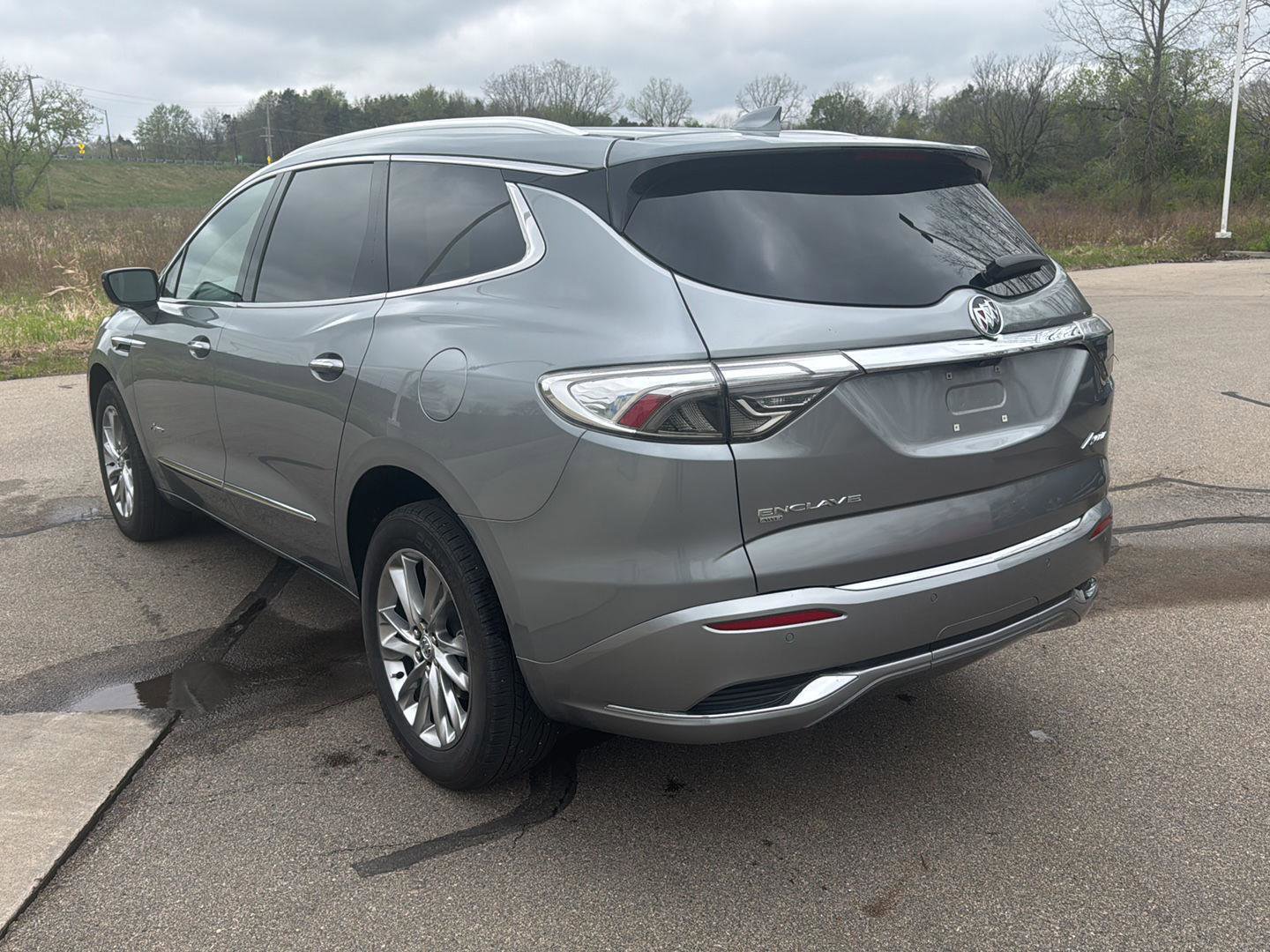 Used 2023 Buick Enclave Avenir w/ Avenir Technology Package AWD/4WD image 3