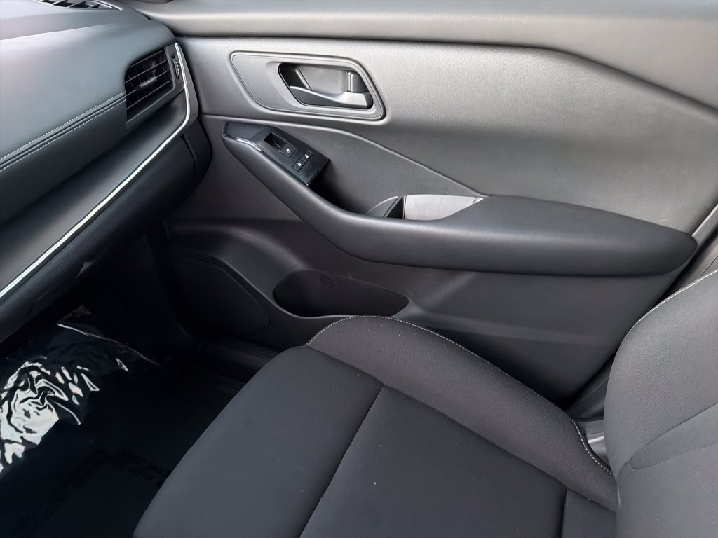 Used 2025 Nissan Rogue S FWD image 27