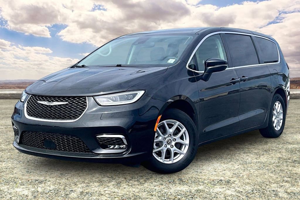 Used 2023 Chrysler Pacifica Touring-L FWD image 3