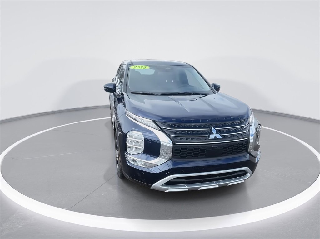 New 2025 Mitsubishi Outlander SE image 3