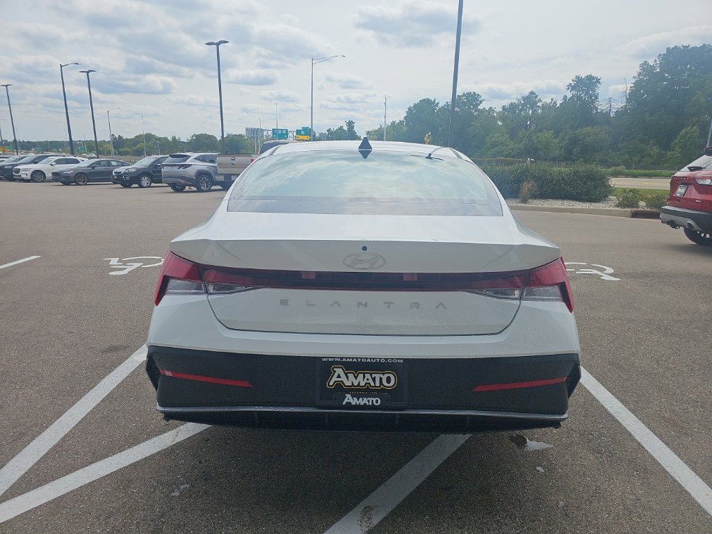 New 2026 Hyundai Elantra SE FWD image 4