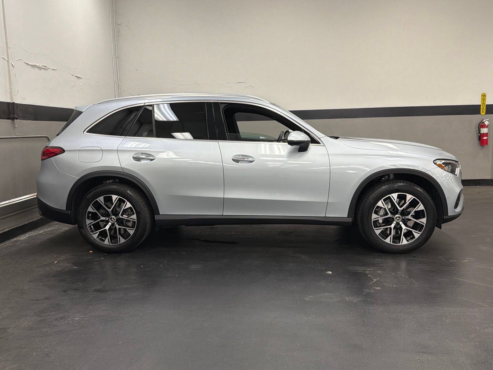Used 2025 Mercedes-Benz GLC 350e 4MATIC image 3