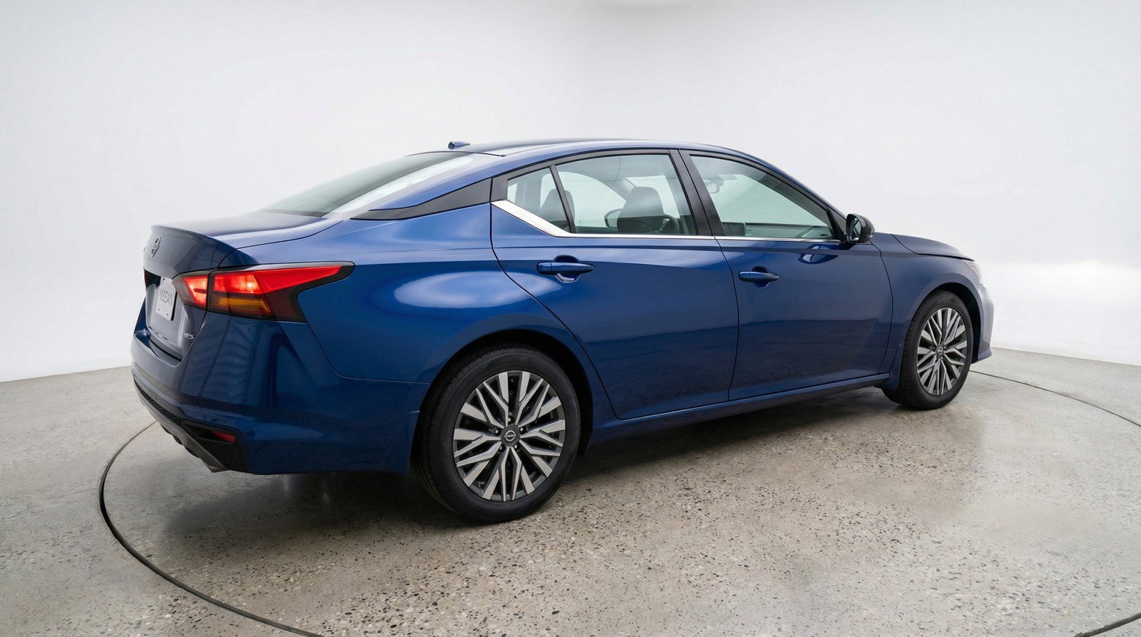 Used 2025 Nissan Altima 2.5 SV FWD image 9
