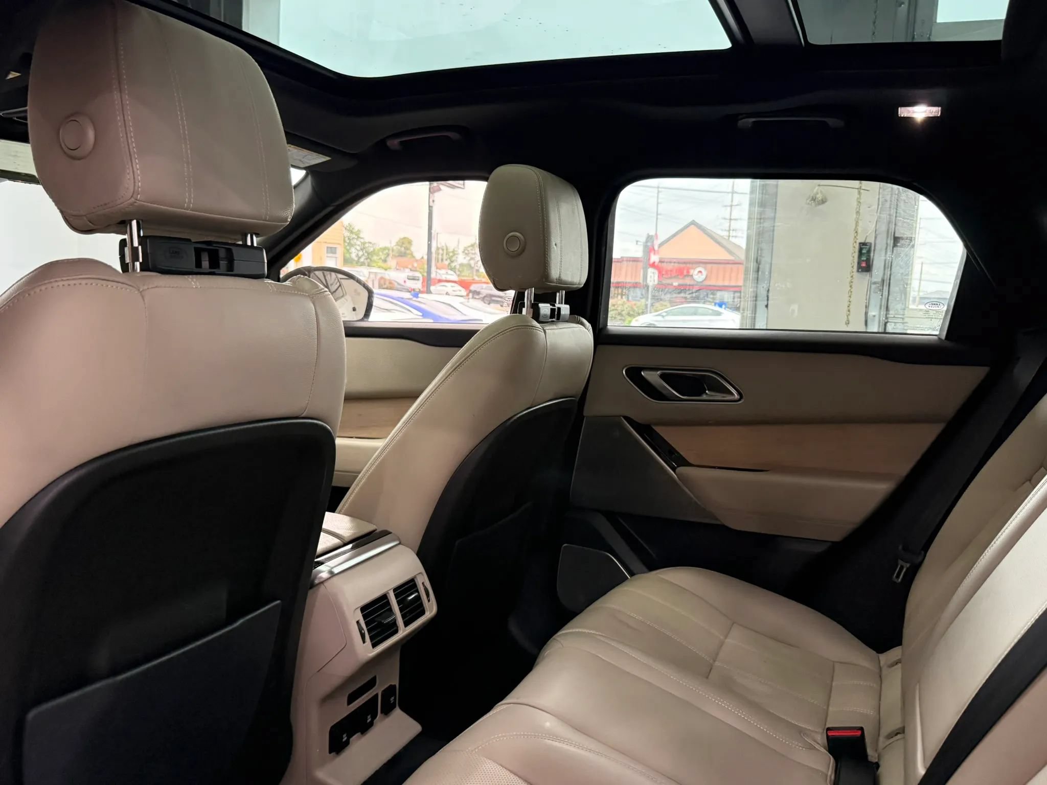 Used 2019 Land Rover Range Rover Velar R-Dynamic SE AWD/4WD image 32