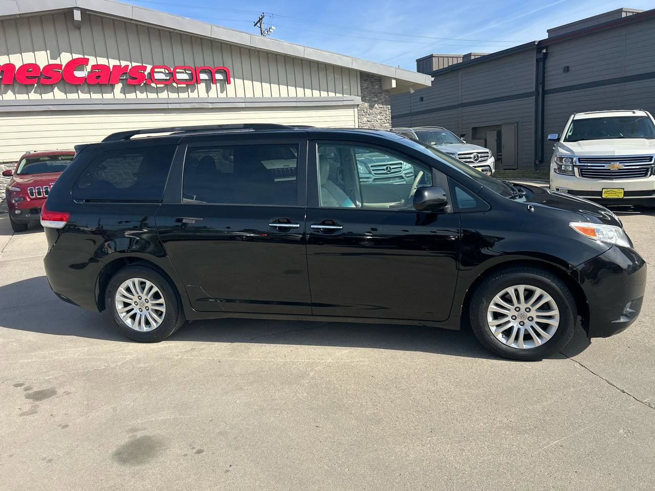 Used 2014 Toyota Sienna XLE w/ Entertainment Package FWD image 2