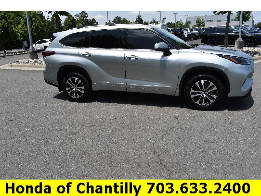 Used 2022 Toyota Highlander XLE AWD/4WD image 8