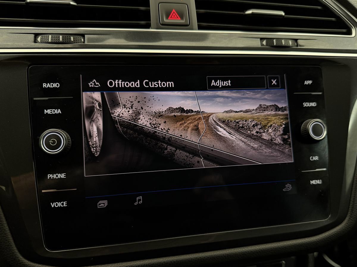 Used 2020 Volkswagen Tiguan SE w/ Panoramic Sunroof Package AWD/4WD image 26