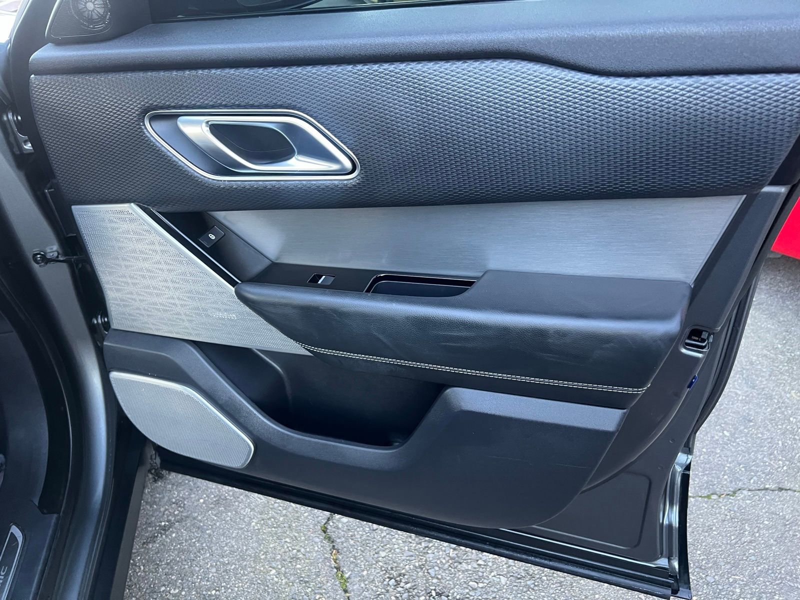 Used 2019 Land Rover Range Rover Velar R-Dynamic SE image 28