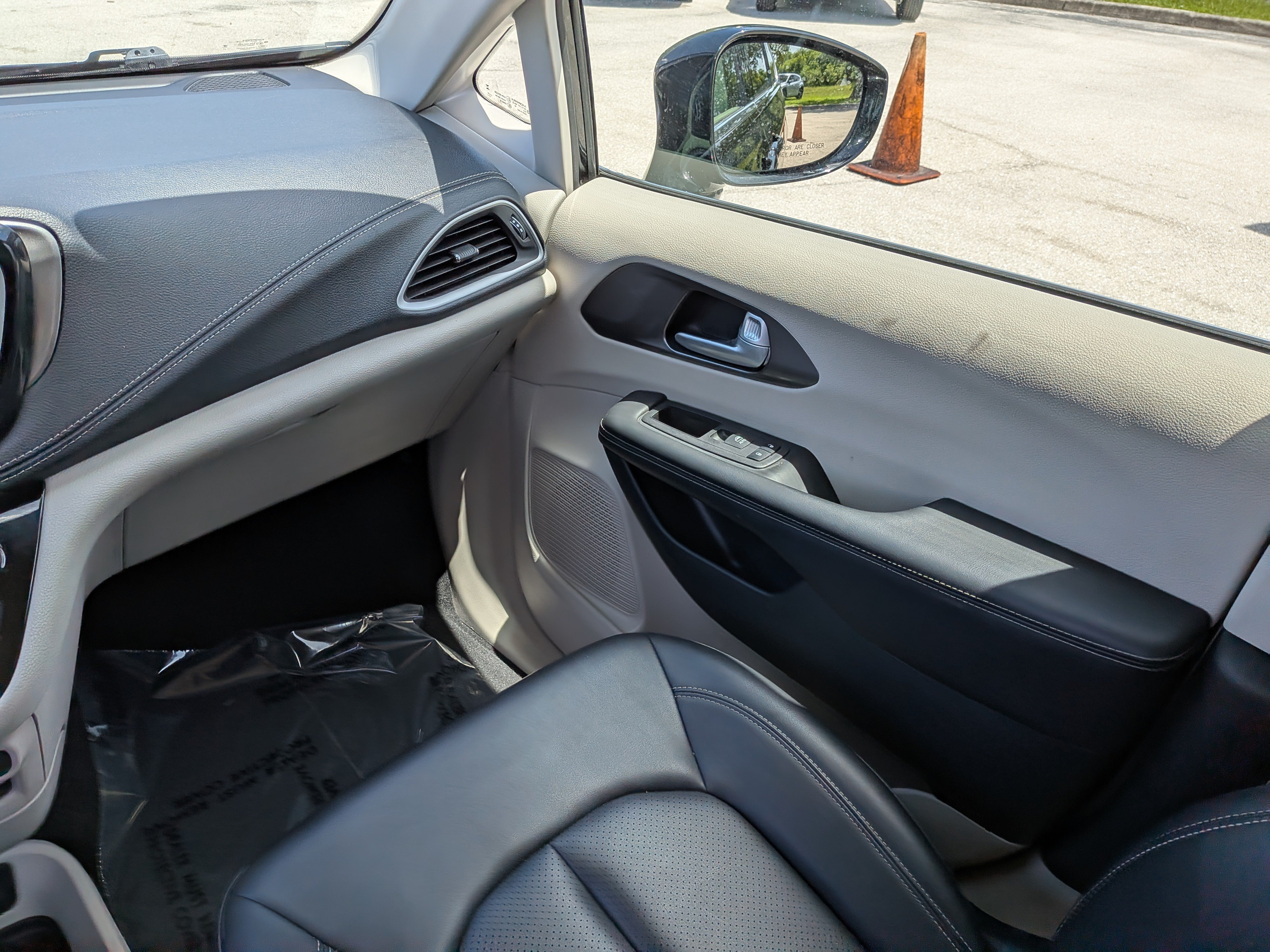 Used 2024 Chrysler Pacifica Limited FWD image 19