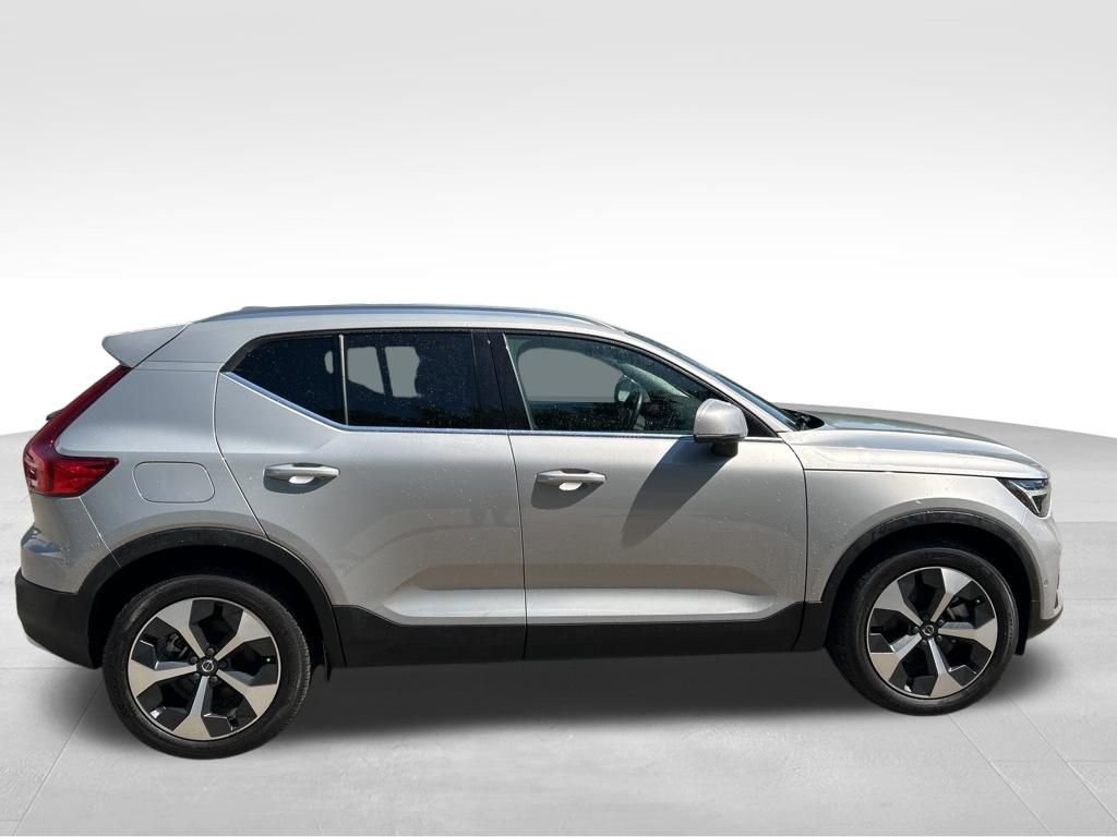 Used 2025 Volvo XC40 B5 Plus AWD/4WD image 6