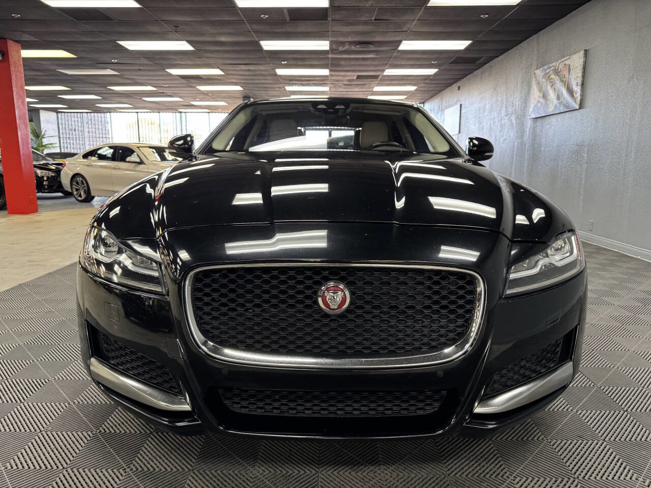 Used 2020 Jaguar XF Premium image 4